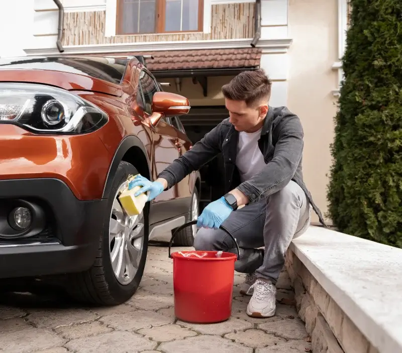 Lavage auto à domicile Lanvénégen : professionnel intervenant sur un véhicule